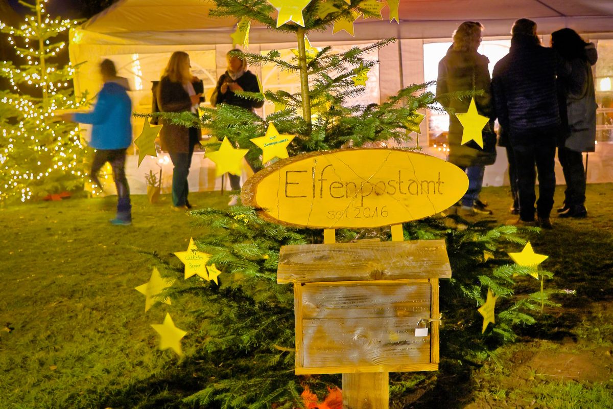 Dankesbaum und Elfenpostkasten auf dem Museumsgelände