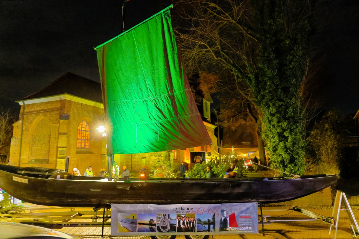 Torfkahn beleuchtet in Osterholz
