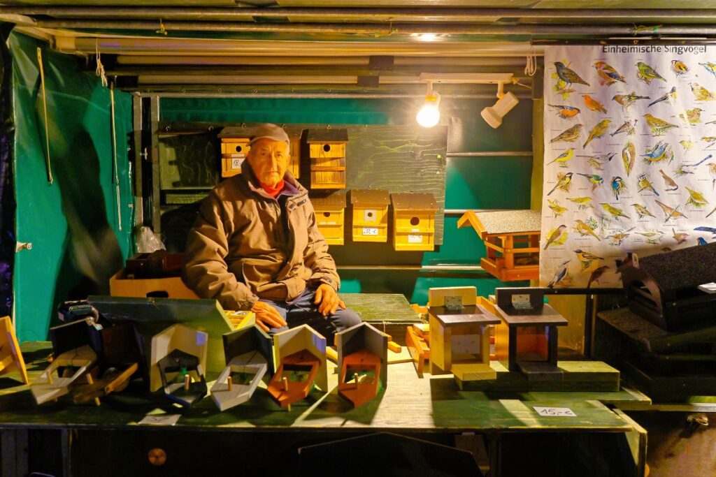 Aussteller mit Vogelhäuschen