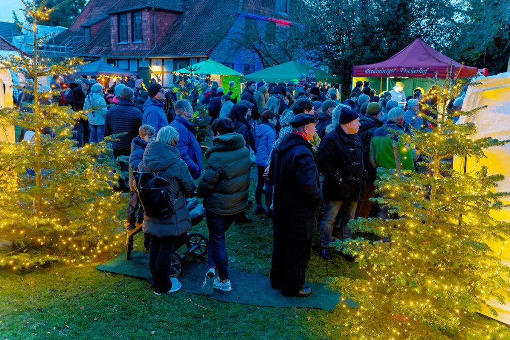 Besucher auf dem Museumsgelände bei den Osterholzer Winterlichter