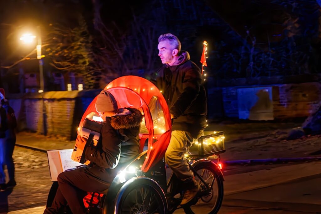 Akkordeonspielerin auf Rikscha