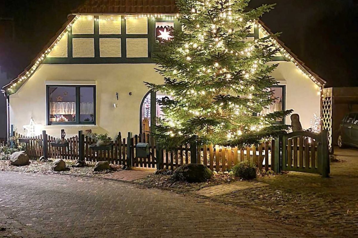 Lichterwettbewerb Haus mit beleuchtetem Baum